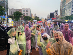 TP.HCM: Mặc mưa lớn, ngàn người vẫn xếp hàng kín phố đi bộ chờ đón năm mới 
