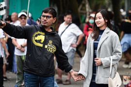 Người Hà Nội xuống phố từ trưa kiếm chỗ đẹp xem Countdown chào năm mới 2024