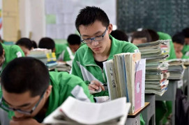 Bản 'hợp đồng' đổi đời: Mẹ mù chữ thành nhà văn, con ngỗ nghịch đỗ đại học