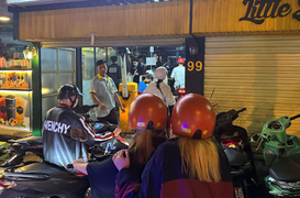 Bãi xe TP.HCM 'cháy' chỗ đêm Giao thừa, 60.000 đồng/lượt vẫn không có chỗ gửi 