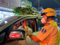 Dự tiệc cuối năm, nhiều lái xe ở TP.HCM vi phạm nồng độ cồn 