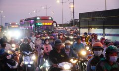 Người dân đổ về TP.HCM sau kỳ nghỉ, tài xế đạp phanh tê chân chưa hết tắc 
