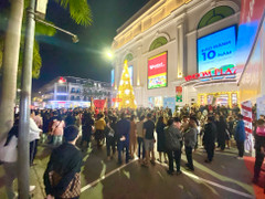 Hàng trăm nghìn người dân và du khách đổ về TTTM Vincom chào đón năm mới 2024