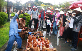 19 du khách Ý đội nón lá 'xông đất' Hội An, thích thú xem nghệ nhân đẽo gốc tre