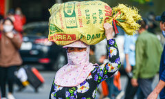 Người dân đội đầu quà quê, trở lại Hà Nội sau kỳ nghỉ lễ