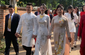 Mẹ Quang Hải thân mật nắm tay Chu Thanh Huyền trong lễ ăn hỏi