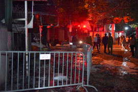 Cháy ngùn ngụt cửa hàng sửa chữa và bán xe đạp điện ở Hà Nội