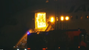 Hình ảnh bên trong máy bay Nhật chở gần 400 khách bốc cháy 