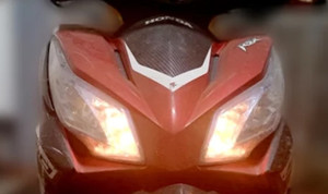 Người điều khiển xe máy trời mưa tối có cần phải bật đèn xe?