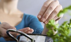 Con chưa đầy 1 tuổi chỉ ăn cháo dì nấu, mẹ tò mò nếm thử liền tối sầm mặt mũi