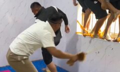 Chơi trò 'bịt mắt quất roi' vừa đau vừa cười vỡ bụng