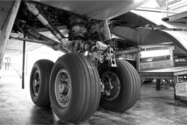 Vì sao lốp máy bay đắt hơn cả vàng?
