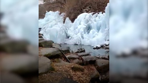 Chiêm ngưỡng thác nước bị đóng băng ở Hàn Quốc