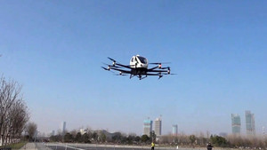 Taxi bay điện không người lái Trung Quốc lần đầu chở khách