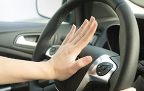 Người điều khiển xe gắn máy có được lắp đặt còi ô tô?