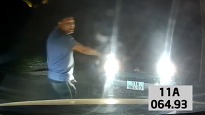 Tài xế ngang ngược chặn đầu ô tô 'kiếm chuyện' chửi bới