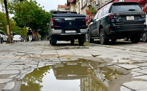 Ô tô tranh chỗ người đi bộ ‘giày xéo’ vỉa hè, đá nào không vỡ