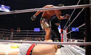 Con trai huyền thoại Nhật Bản bị đá gãy mũi, thua võ sĩ lần đầu lên võ đài