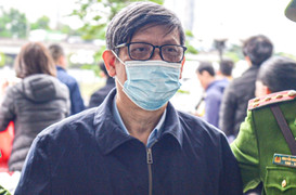 Cựu Bộ trưởng Y tế Nguyễn Thanh Long tóc bạc trắng hầu toà