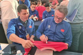 HLV Troussier mỏi tay ký tặng cổ động viên trước ngày ĐT Việt Nam dự Asian Cup
