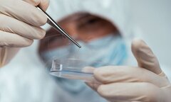 Chứng kiến vợ đi nhà nghỉ với trai lạ, ông bố lấy tóc con xét nghiệm ADN