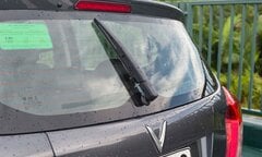 Vì sao xe sedan không có cần gạt nước phía sau?