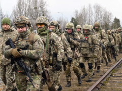 Ukraine miễn nghĩa vụ quân sự cho người có lương trên 800 USD