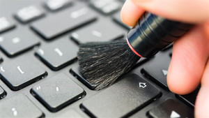Hướng dẫn bạn cách vệ sinh bàn phím không gây nguy hiểm cho laptop