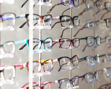 Kính Hải Triều làm gì trước thực trạng mắt kính giả tràn lan?