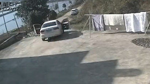 Tài xế quên kéo phanh, ô tô lao xuống dốc tông hàng rào