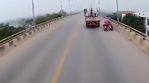 Xe tải tông ngã 2 người đi xe máy rồi bỏ chạy