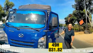 Lấn hết làn đường, tài xế xe tải còn côn đồ, hung hãn
