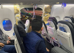 Boeing 737 chở 177 người bị bung cửa thoát hiểm ở độ cao 4.800m