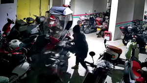 Người phụ nữ thản nhiên đẩy ngã loạt xe máy