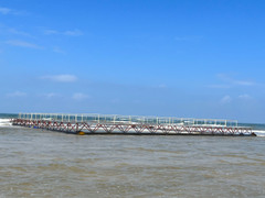 2 lồng bè cỡ lớn không rõ nguồn gốc trôi vào bờ biển Quảng Trị