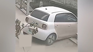 Nữ tài xế tông sập rào chắn, ô tô lao xuống kênh