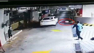 Bình Dương: Ô tô húc văng người phụ nữ dưới hầm xe chung cư rồi bỏ chạy