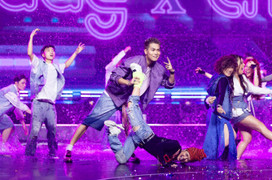 Diva Hồng Nhung đọc rap, nhảy ke đầu trên sân khấu 'Chị đẹp đạp gió rẽ sóng'