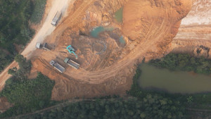 Lộ sai phạm, cả đoàn xe tải phá nát đường ở Phú Thọ bỗng nhiên biến mất