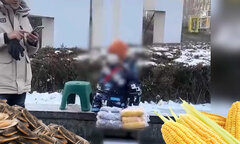 Bố bắt con ngồi bán hàng rong giữa trời tuyết lạnh âm độ