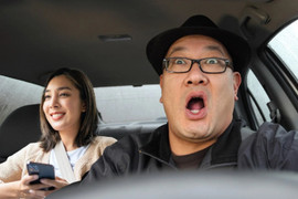 Bị tài xế taxi gạ tình thô thiển, cô gái giả điên để tự giải thoát