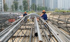 Công nhân tất bật trên đại công trường Vành đai 3 TP.HCM 