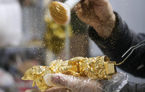 Cận cảnh linh vật rồng phủ vàng 24k giá hàng chục triệu đồng đón Tết Giáp Thìn