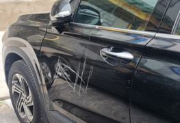 Nhiều ô tô bị cào xước thân xe, cắm đinh vào lốp khi đỗ ven đường TP Bắc Ninh