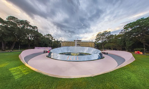 Không gian trình diễn phủ sắc hồng của ELLE Fashion Show 2023