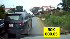 Tài xế ô tô 30K - 000.65 cướp đường, ép xe khác lao xuống rãnh thoát nước