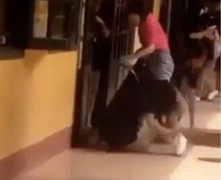 Vụ nữ sinh Hà Nội quỳ trước cửa lớp đến kiệt sức: Cảnh cáo cô giáo