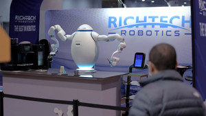 Robot pha cà phê tương tác với khách hàng