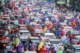 Hà Nội mưa rét, dân công sở đi làm từ sớm vẫn không thoát cảnh ùn tắc