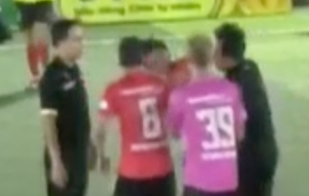 Cầu thủ hành xử như côn đồ, đấm gục trọng tài ở giải phong trào